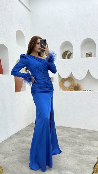 Vestido de noche de satén con borlas de un hombro drapeado índigo