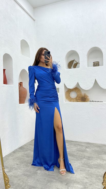 Vestido de noche de satén con borlas de un hombro drapeado índigo