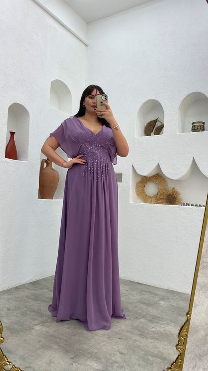 فستان سهرة شيفون مطرز باللون الليلكي، بياقة على شكل حرف V وأكمام واسعة، بمقاسات كبيرة