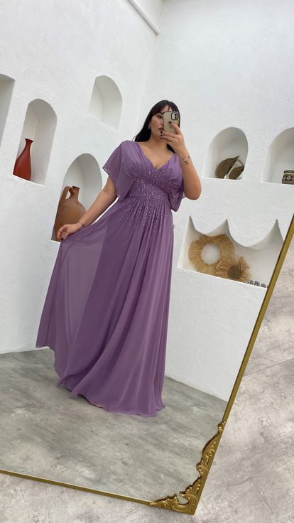 فستان سهرة شيفون مطرز باللون الليلكي، بياقة على شكل حرف V وأكمام واسعة، بمقاسات كبيرة