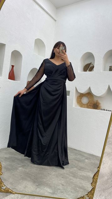 Schwarzes, besticktes, zweireihiges Satin-Abendkleid mit Ärmeln und Satinausschnitt in Übergröße