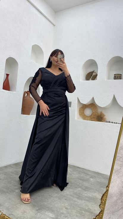 فستان سهرة مقاس كبير بأكمام سوداء مطرزة ورقبة مزدوجة من الساتان