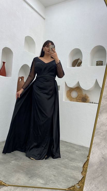 فستان سهرة مقاس كبير بأكمام سوداء مطرزة ورقبة مزدوجة من الساتان