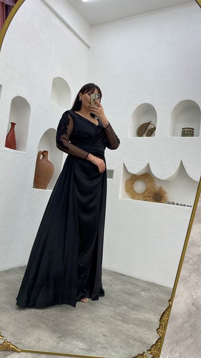 فستان سهرة مقاس كبير بأكمام سوداء مطرزة ورقبة مزدوجة من الساتان