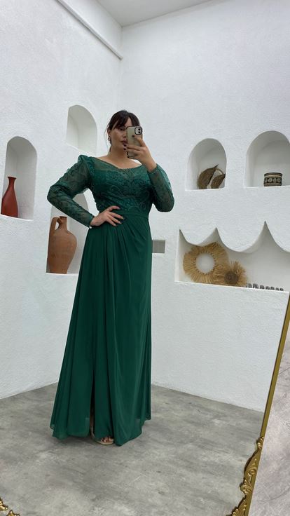 Vestido de noche de talla grande bordado en plata esmeralda