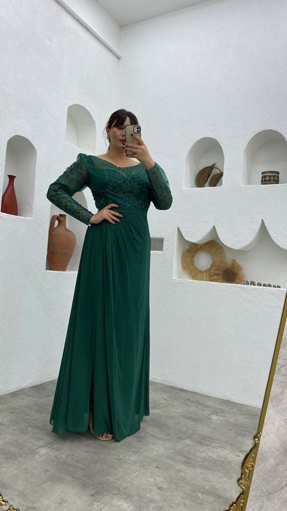 Vestido de noche de talla grande bordado en plata esmeralda