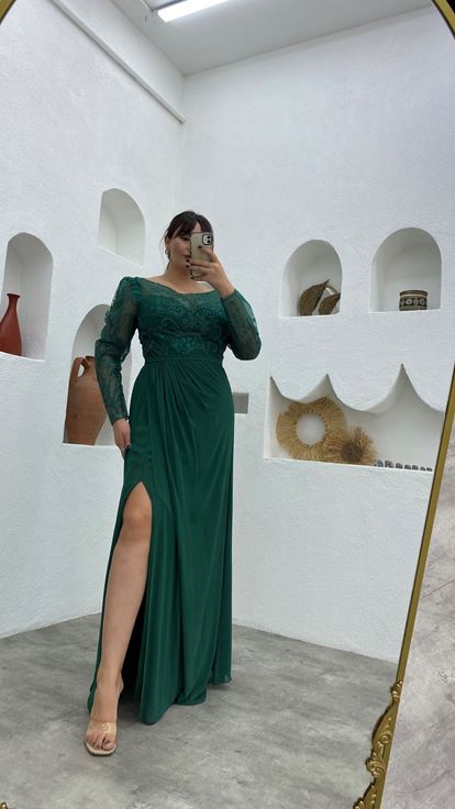 Vestido de noche de talla grande bordado en plata esmeralda