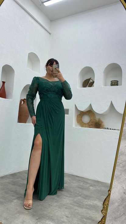 Vestido de noche de talla grande bordado en plata esmeralda