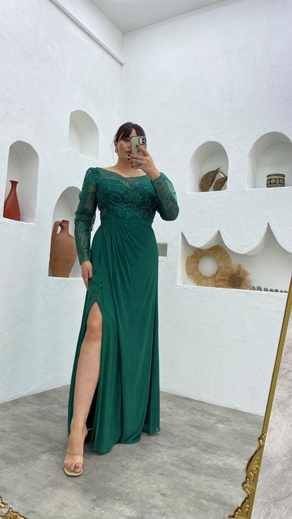 Vestido de noche de talla grande bordado en plata esmeralda