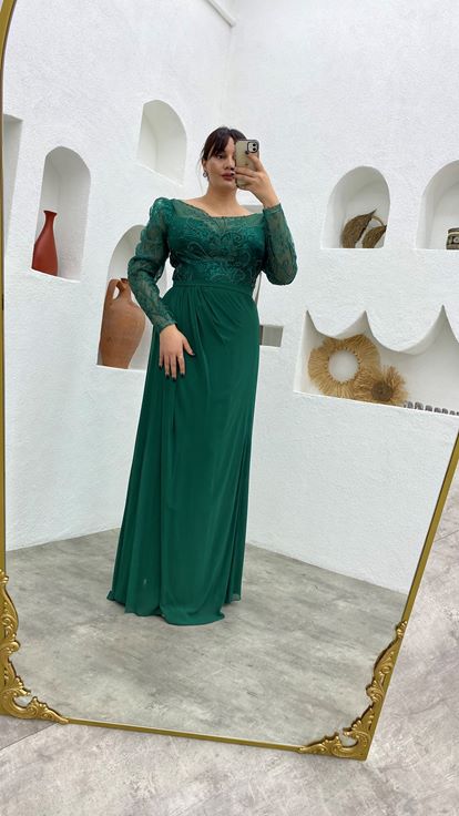 Vestido de noche de talla grande bordado en plata esmeralda