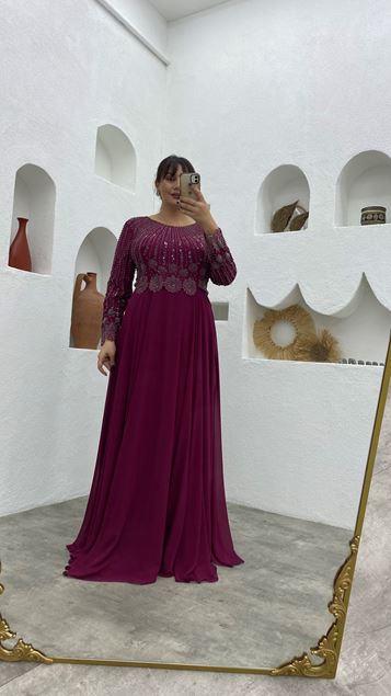 Fuchsiafarbenes Chiffon-Abendkleid in Übergröße mit besticktem Motiv
