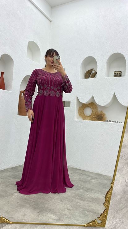 فستان سهرة من الشيفون المطرز باللون الفوشيا بمقاسات كبيرة