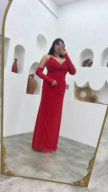 Rotes, glitzerndes Abendkleid mit trägerlosen Ärmeln und Drapierung in Übergröße