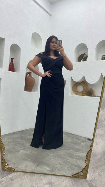 Schwarzes, detailliertes, drapiertes Abendkleid in Übergröße aus Satin