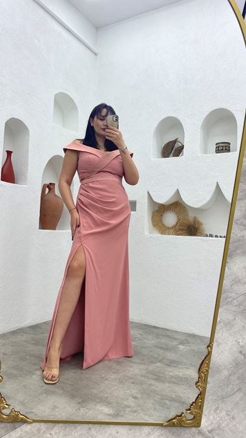 Drapiertes Abendkleid in Übergröße aus Pudersatin mit detaillierten Details