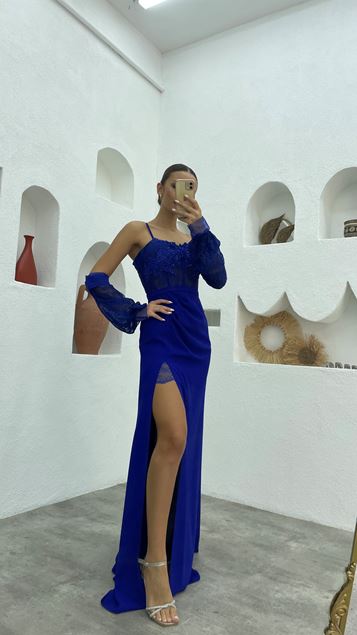 Saks Abendkleid mit bestickten Ärmeln