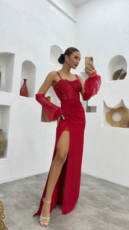 Kırmızı İşlemeli Kol Detay Abiye Elbise