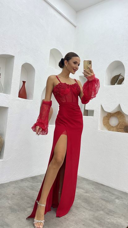 Kırmızı İşlemeli Kol Detay Abiye Elbise