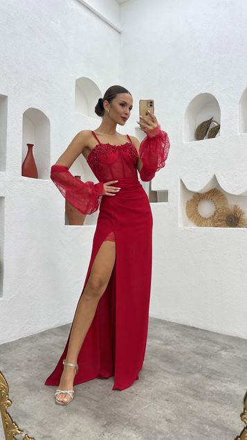 Vestido de noche rojo bordado con mangas globo