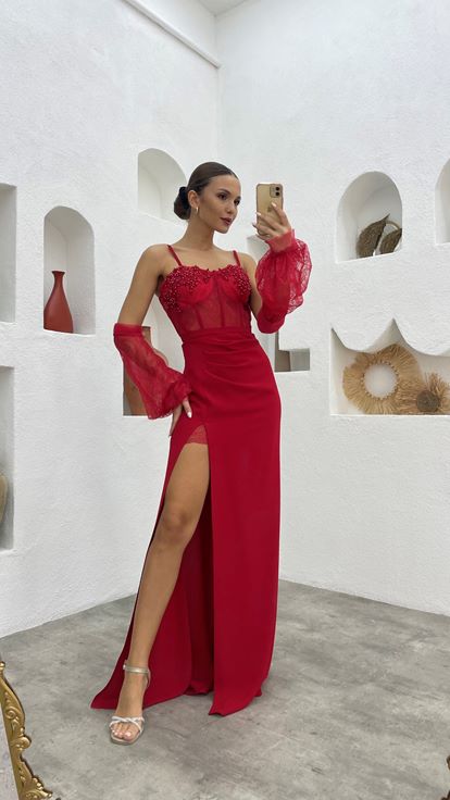 Kırmızı İşlemeli Kol Detay Abiye Elbise