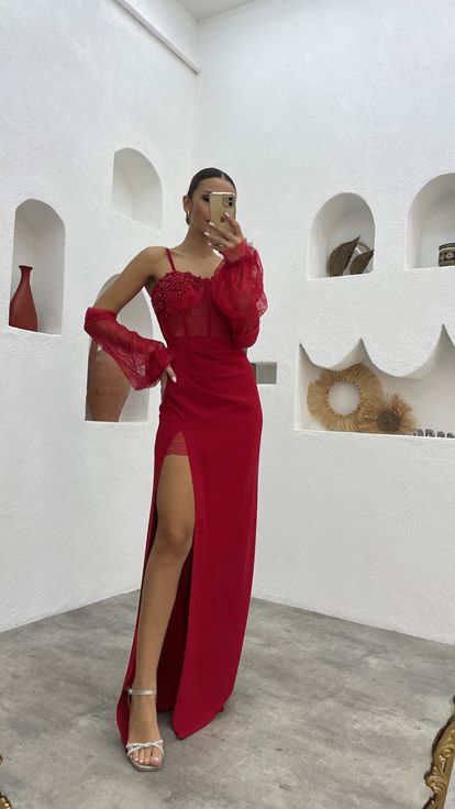 Kırmızı İşlemeli Kol Detay Abiye Elbise