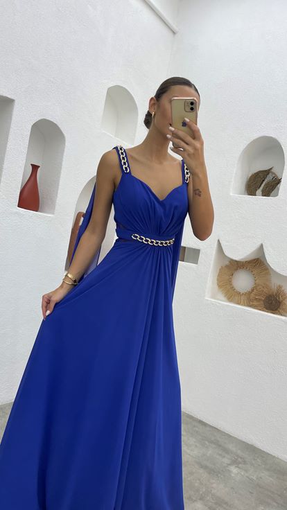 Vestido de noche de gasa fruncida con detalles de cadena de Saks