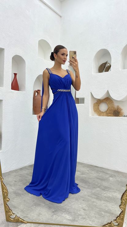 Vestido de noche de gasa fruncida con detalles de cadena de Saks