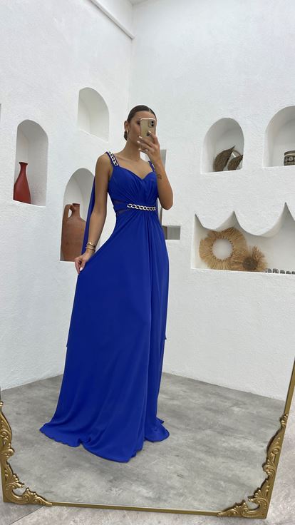 Vestido de noche de gasa fruncida con detalles de cadena de Saks