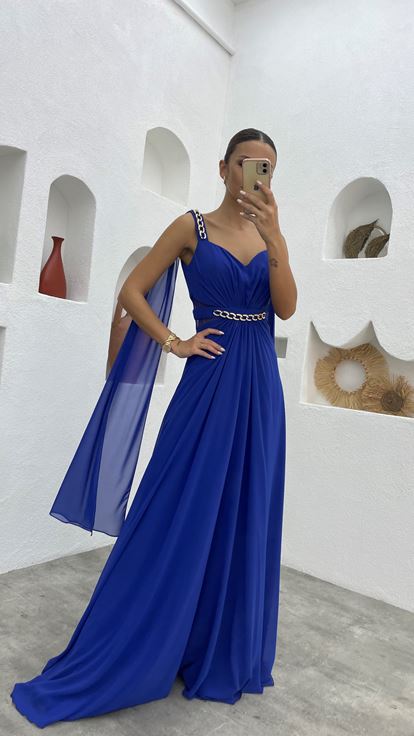 Vestido de noche de gasa fruncida con detalles de cadena de Saks