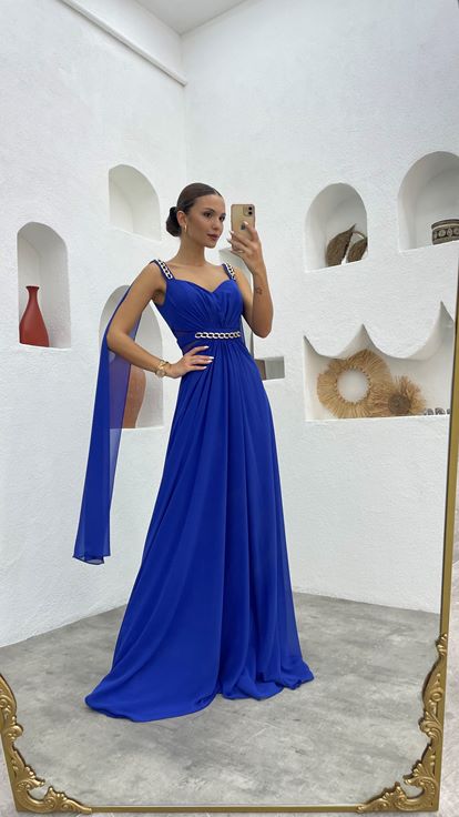 Vestido de noche de gasa fruncida con detalles de cadena de Saks