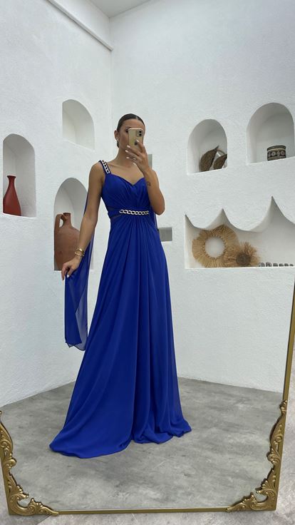 Vestido de noche de gasa fruncida con detalles de cadena de Saks