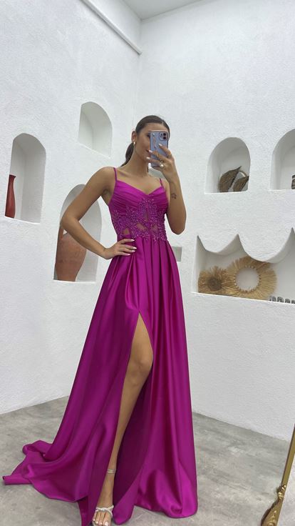 فستان سهرة من الساتان المطرز بأشرطة رفيعة بلون الفوشيا