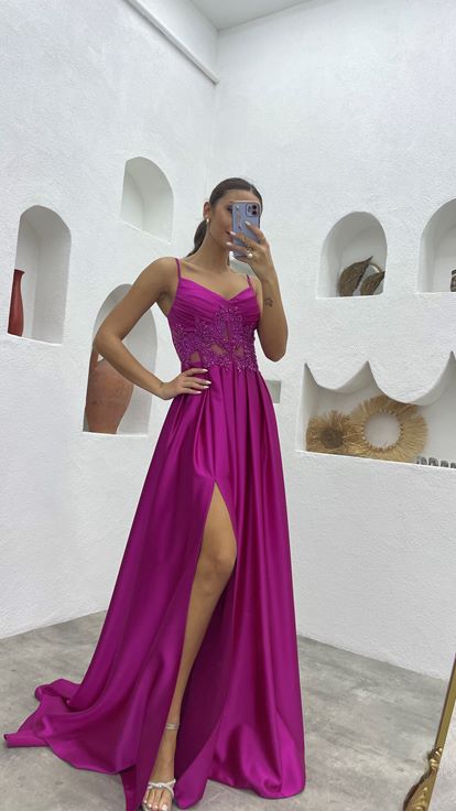 فستان سهرة من الساتان المطرز بأشرطة رفيعة بلون الفوشيا