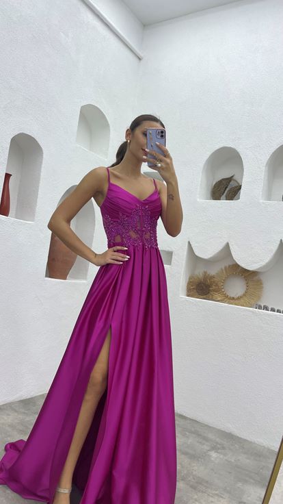 فستان سهرة من الساتان المطرز بأشرطة رفيعة بلون الفوشيا