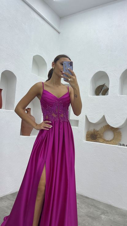 فستان سهرة من الساتان المطرز بأشرطة رفيعة بلون الفوشيا