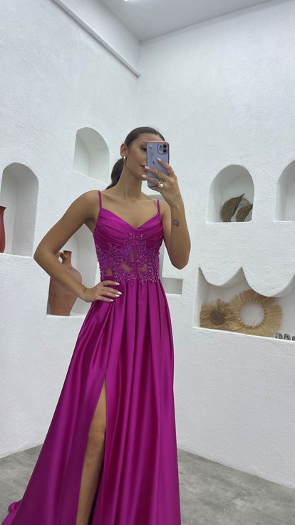 فستان سهرة من الساتان المطرز بأشرطة رفيعة بلون الفوشيا