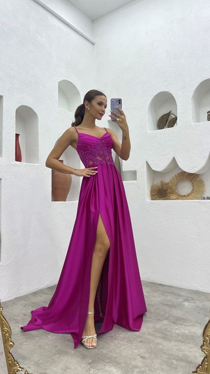 فستان سهرة من الساتان المطرز بأشرطة رفيعة بلون الفوشيا