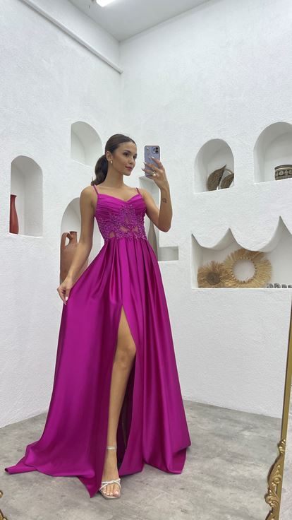 فستان سهرة من الساتان المطرز بأشرطة رفيعة بلون الفوشيا