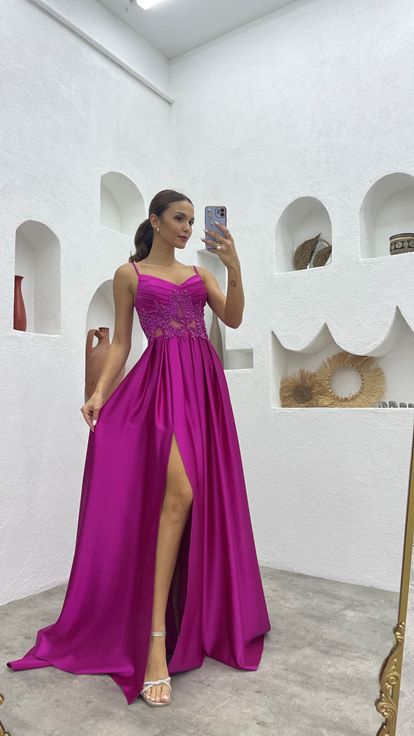 فستان سهرة من الساتان المطرز بأشرطة رفيعة بلون الفوشيا