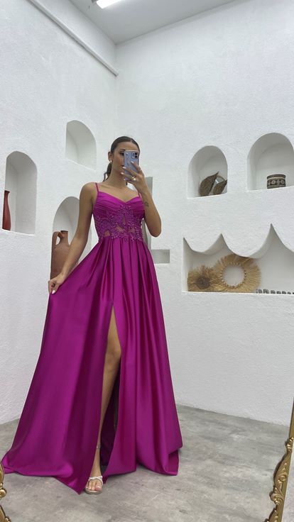 فستان سهرة من الساتان المطرز بأشرطة رفيعة بلون الفوشيا
