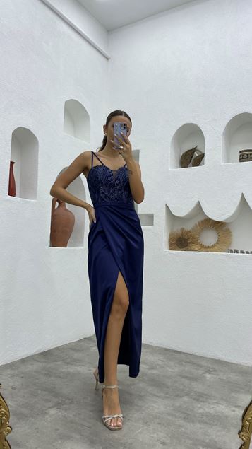 Vestido de noche de satén plateado con correa de cuerda azul marino