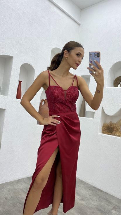 فستان سهرة من الساتان بحزام أحمر كلاريت مع بريق