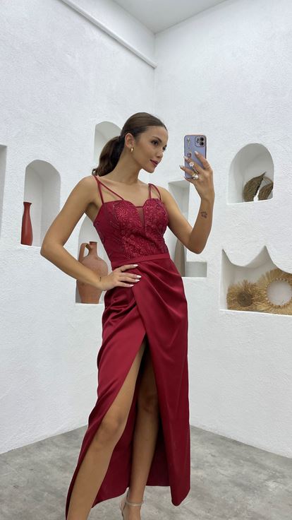 فستان سهرة من الساتان بحزام أحمر كلاريت مع بريق