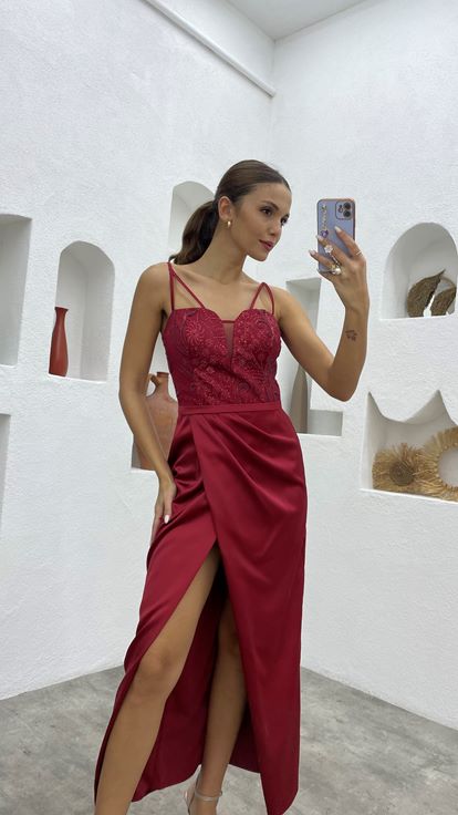 فستان سهرة من الساتان بحزام أحمر كلاريت مع بريق