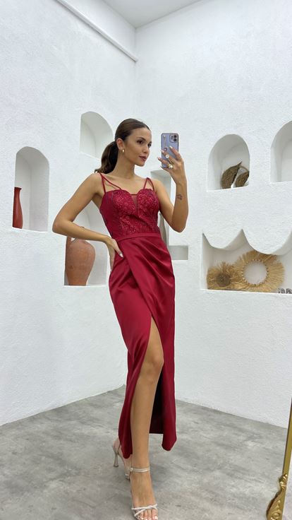 فستان سهرة من الساتان بحزام أحمر كلاريت مع بريق