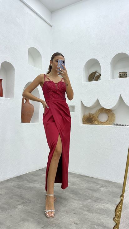 فستان سهرة من الساتان بحزام أحمر كلاريت مع بريق