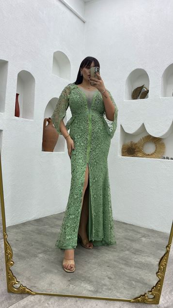 Grünes, mit Perlen besticktes Abendkleid in Übergröße an den Ärmeln