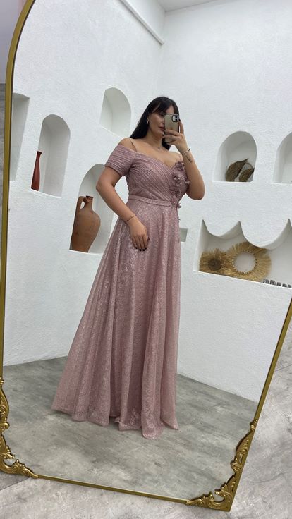 فستان سهرة وردي فاتح بأشرطة مزين بتفاصيل زهرية لامعة بمقاسات كبيرة