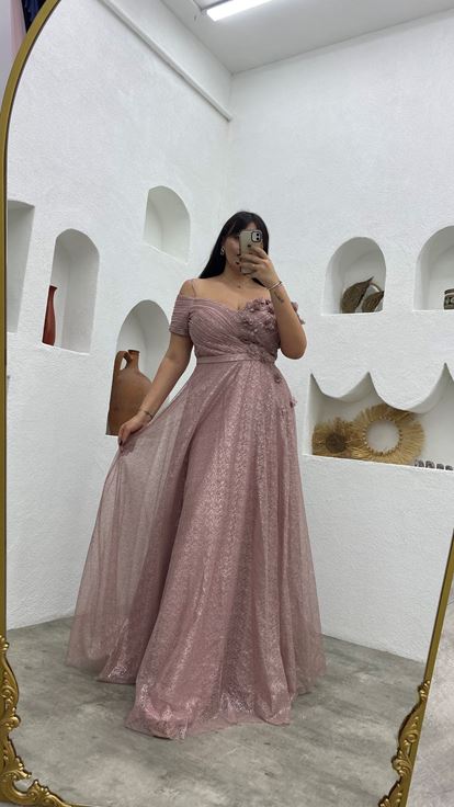 فستان سهرة وردي فاتح بأشرطة مزين بتفاصيل زهرية لامعة بمقاسات كبيرة