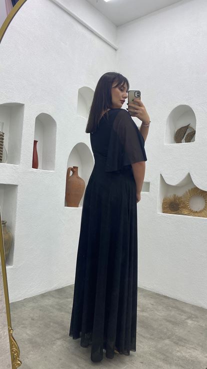 Schwarzes Abendkleid mit Ballonärmeln und silbrigem Tüll in Übergröße